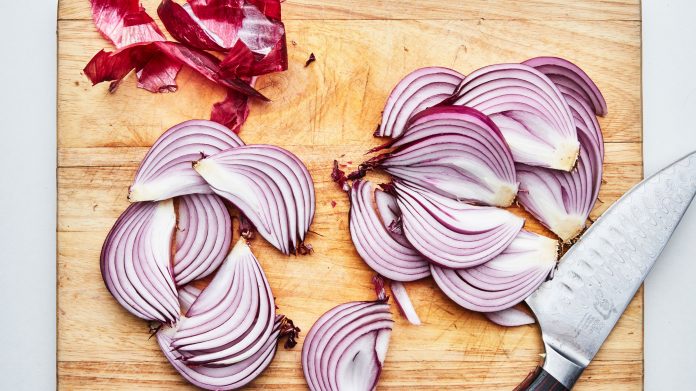 How to cut an onion?